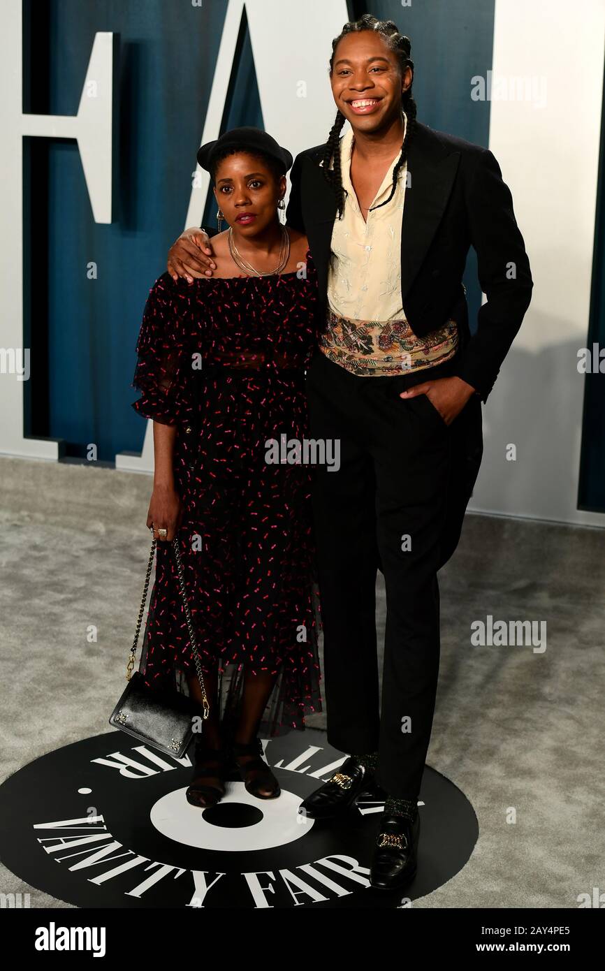 Janicza Bravo (links) und Jeremy O. Harris besuchen die Oscar-Party der Vanity Fair im Wallis Annenberg Center for the Performing Arts in Beverly Hills, Los Angeles, Kalifornien, USA. PA Foto. Bilddatum: Sonntag, 9. Februar 2020. Siehe PA Story SHOWBIZ Oscars Parties. Der Lichtbildkredit sollte folgendermaßen lauten: Ian West/PA Wire Stockfoto