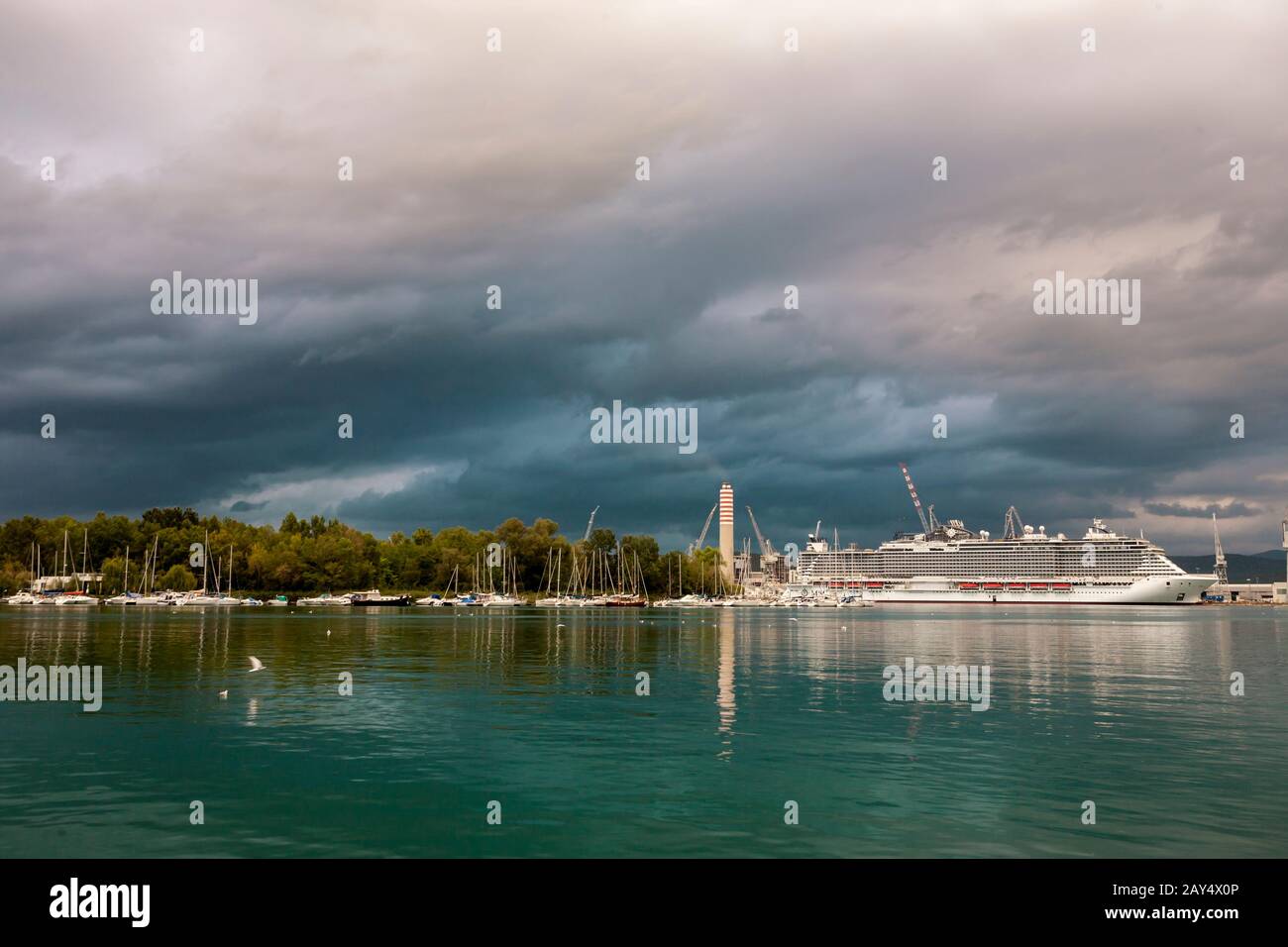 Stürmische Wolken über dem "SC Seaside" in den Cantiere Navale Fincantieri Docks, Monfalcone, Friaul-Julisch Venetien, Italien, zum endgültigen Abschluss vor dem Start Stockfoto