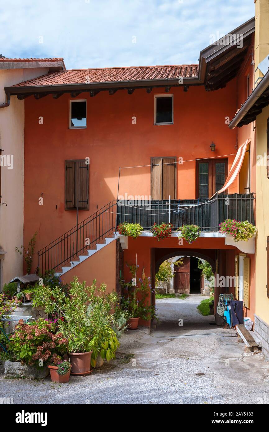 Farbenfrohe Häuser und ein hübscher Innenhof, Duino, Provinz Triest, Friaul-Julisch Venetien, Italien Stockfoto Farbenfrohe Häuser und ein hübscher Innenhof, Duino, Provinz Triest, Friaul-Julisch Venetien, Italien Stockfoto