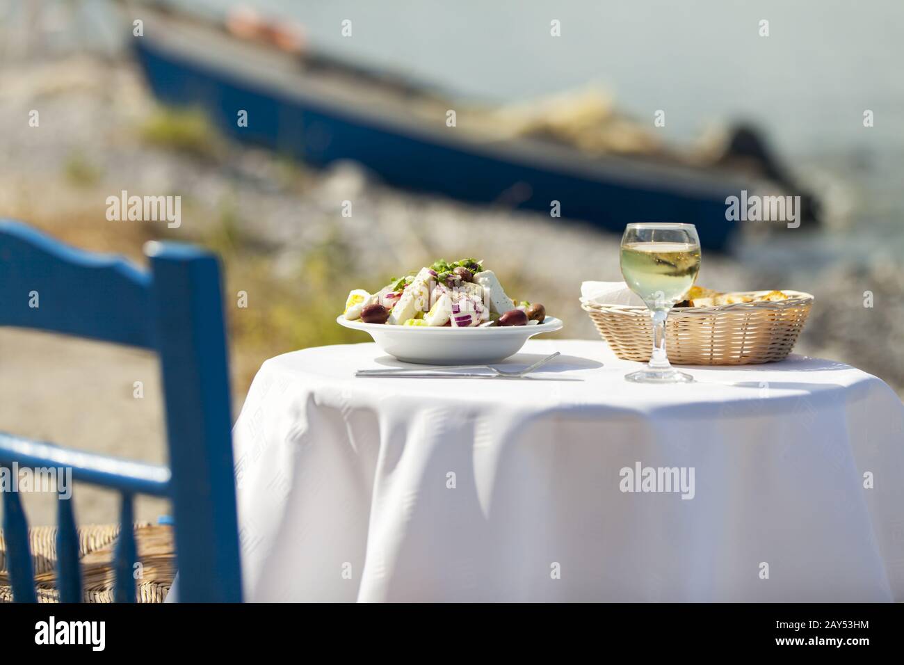 Griechische Salate im Sommer im Freien Stockfoto