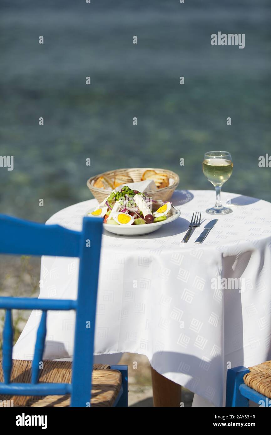 Griechische Salate im Sommer im Freien Stockfoto