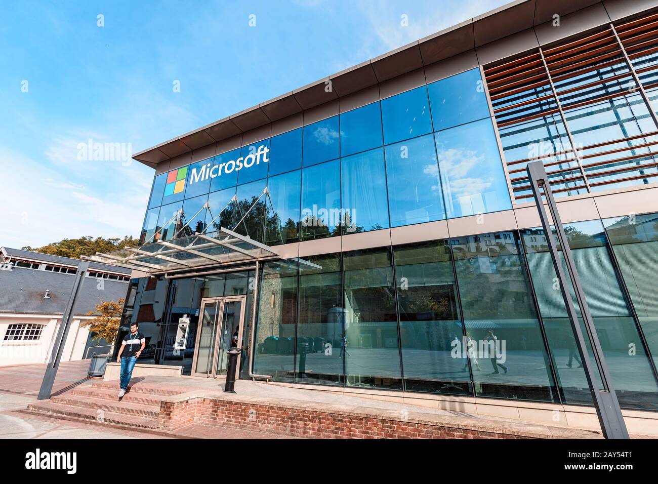 August 2019, Luxemburg: Gebäude und Logo im Büro der Microsoft Corporation in der Offshore-Zone Luxemburgs Stockfoto