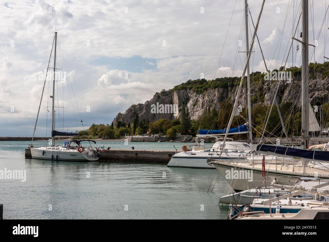 Der kleine Hafen von Sistiana, Provinz Triest, Friaul-Julisch Venetien, Italien Stockfoto