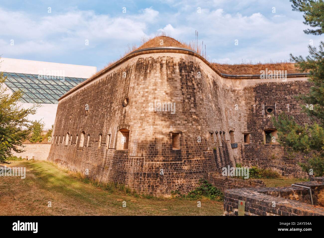 Restauriertes Gebäude der alten Festung drei Eicheln in Luxemburg. Heute ist es ein modernes Museum Stockfoto