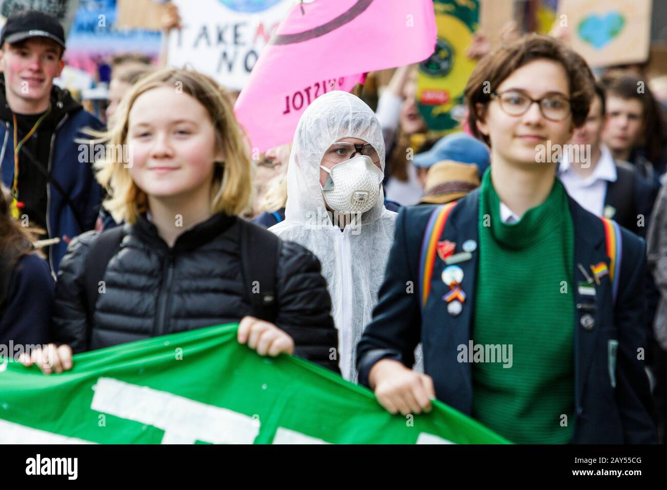 Bristol, Großbritannien, 14. Februar 2020. Studenten und Schulkinder des Bristol College sind abgebildet, während sie an einem protestmarsch zum Klimawandel durch das Zentrum von Bristol teilnehmen. Die Schüler, die während der früheren Schulzeiten monatliche Streiks abgehalten haben, sind heute im Rahmen einer landesweiten koordinierten Streikaktion, die Maßnahmen zur Klimaschutzpolitik forciert, wieder aus der Schule gegangen. Credit: Lynchpics/Alamy Live News Stockfoto