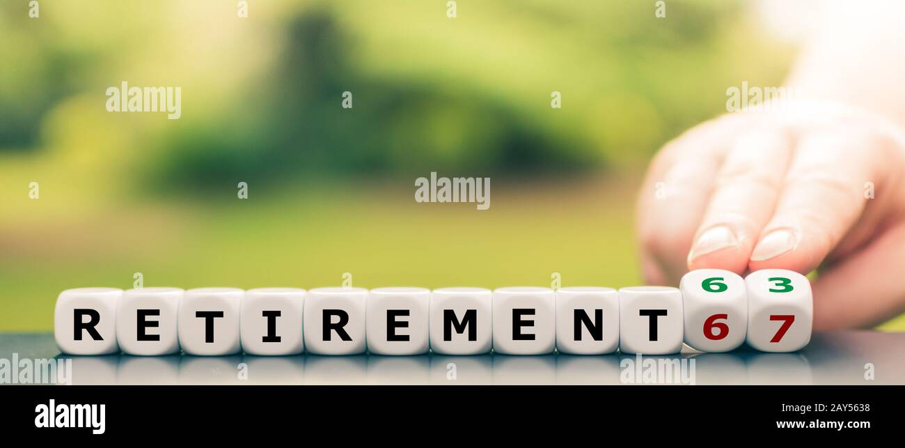 Hand dreht Würfel und ändert den Ausdruck "67" in "63". Stockfoto