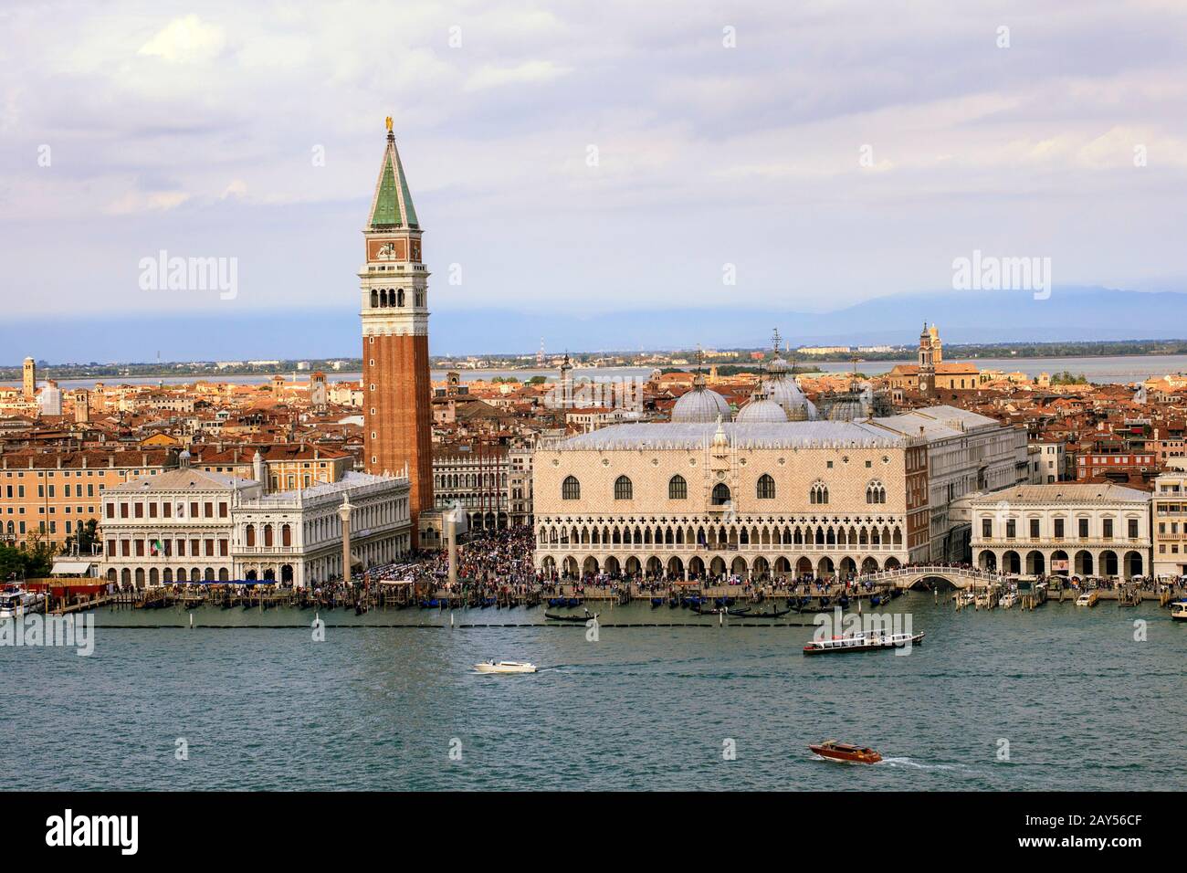 Blick auf den Markusplatz, den Dogenpalast, den St Marks Campanile und den Canal Grande von San Giorgio Maggiore. Venedig. Italien Stockfoto