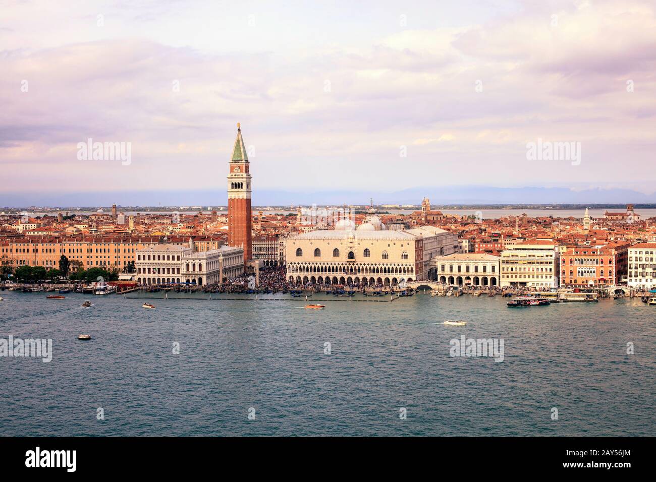 Blick auf den Markusplatz, den Dogenpalast, den St Marks Campanile und den Canal Grande von San Giorgio Maggiore. Venedig. Italien Stockfoto