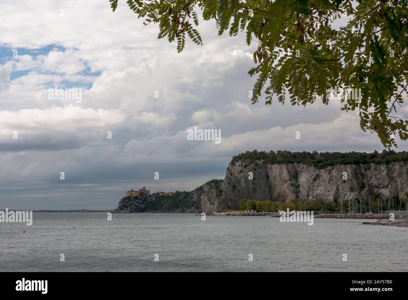 Schloss Duino aus Sistiana, Provinz Triest, Friaul-Venezia-Guilia, Italien Stockfoto