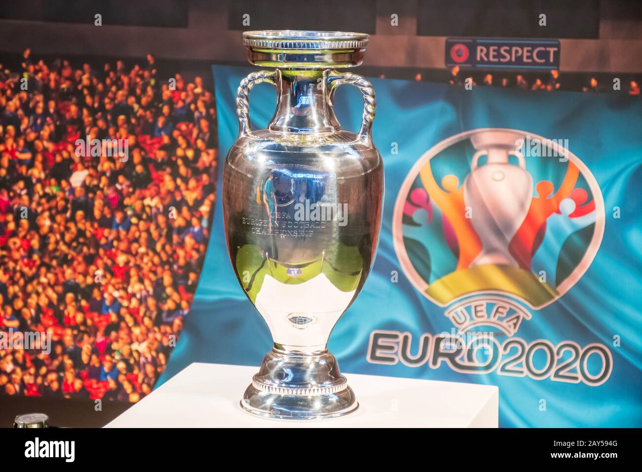 Original UEFA European Championship Trophäe mit Stadionhintergrund und Logo EURO 2020 Stockfoto
