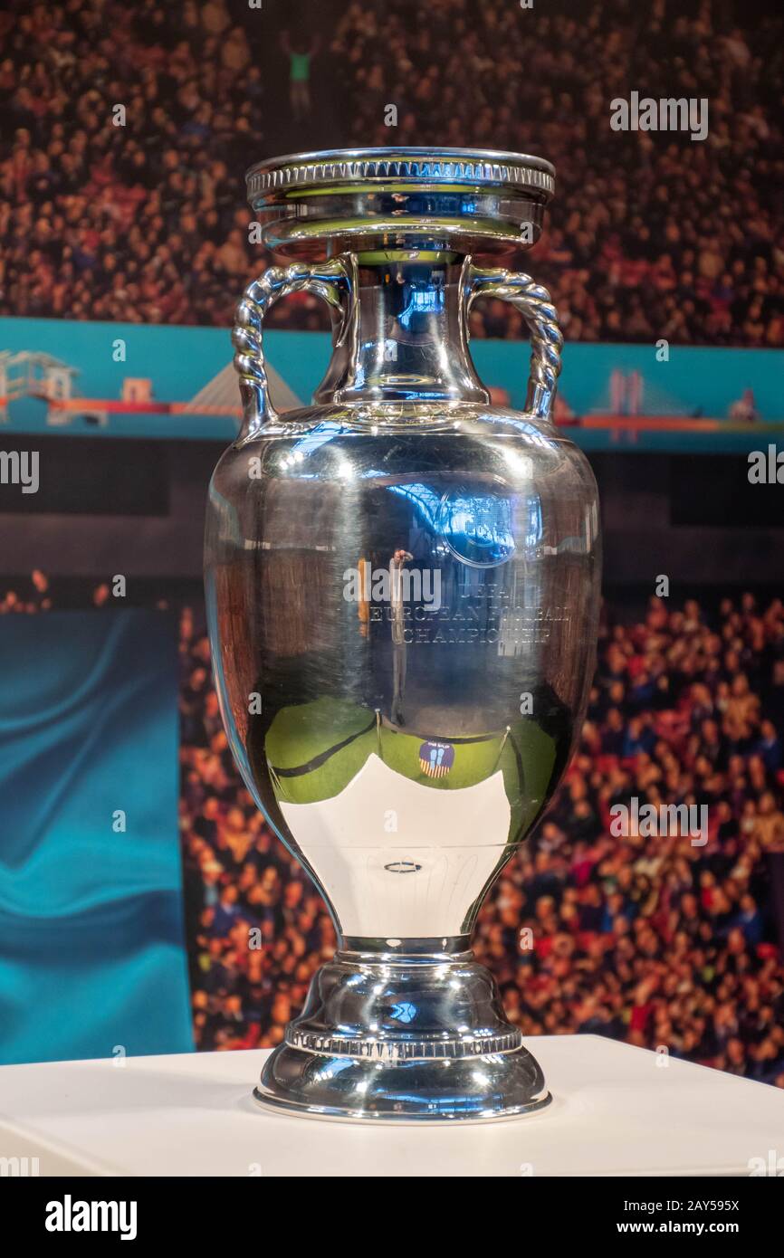 Original UEFA European Championship Trophäe mit Stadionhintergrund, vertikal Stockfoto