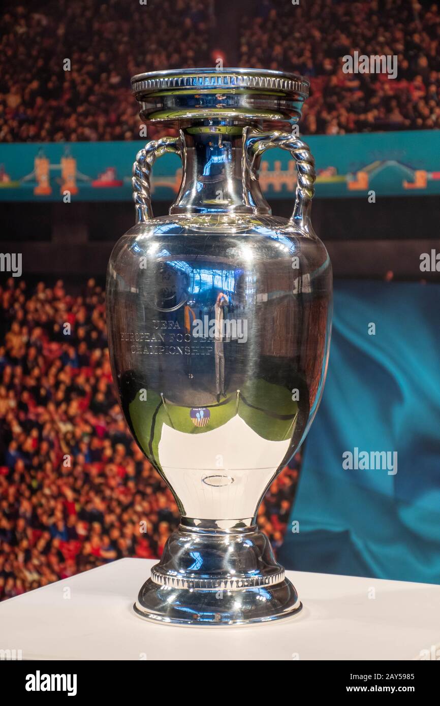 Original UEFA European Championship Trophäe mit Stadionhintergrund, vertikal Stockfoto