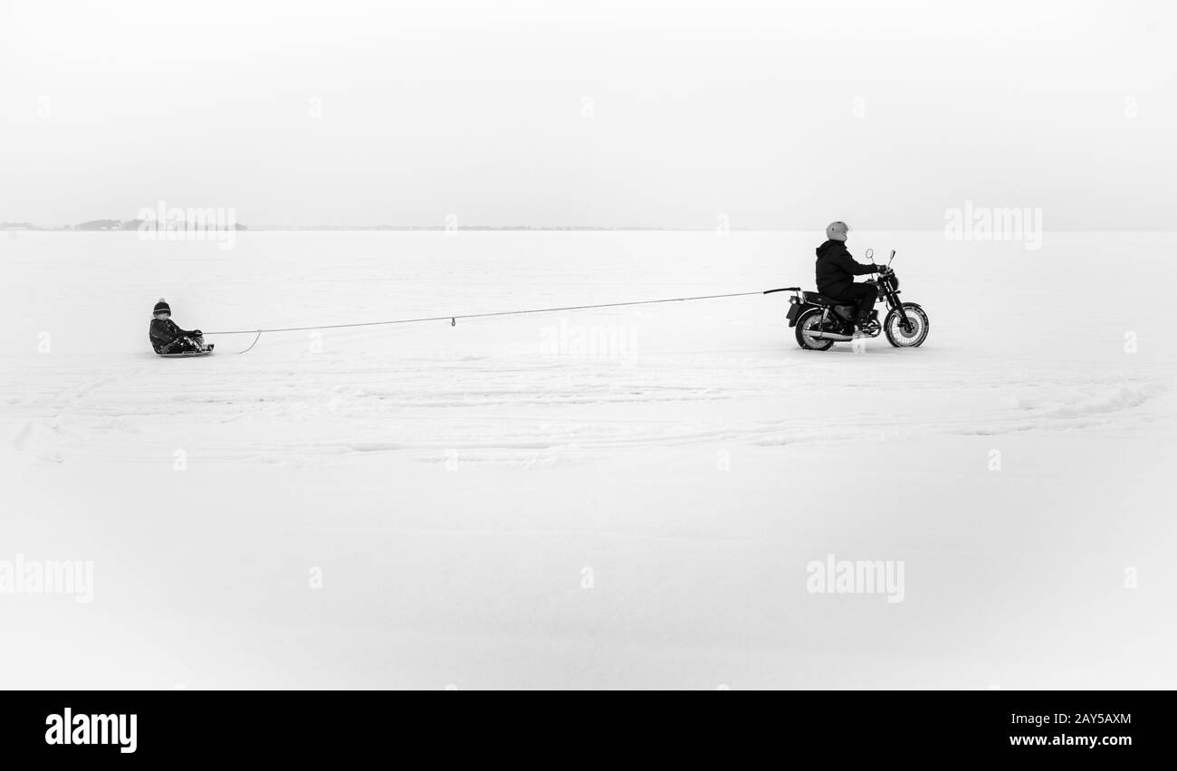Ostsse - Winterspaß Ÿ auf dem Bodden (Motorrad, Schlittenfahrt) Stockfoto