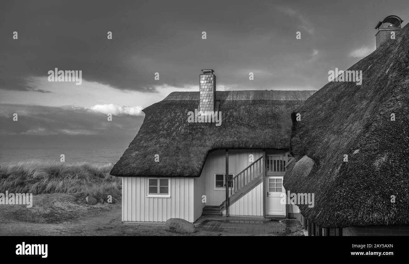 Ostsee - historisches Reetdachhaus an der Düne Stockfoto