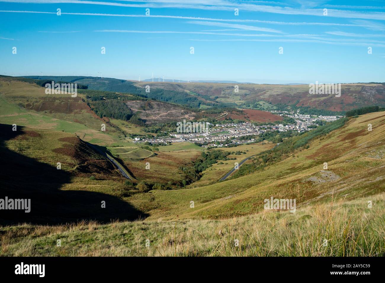 Kingsland y-Clawdd hinunter in Richtung Cwm Parc und Treorchy Rhondda Valley Mid Glamorgan Wales Stockfoto