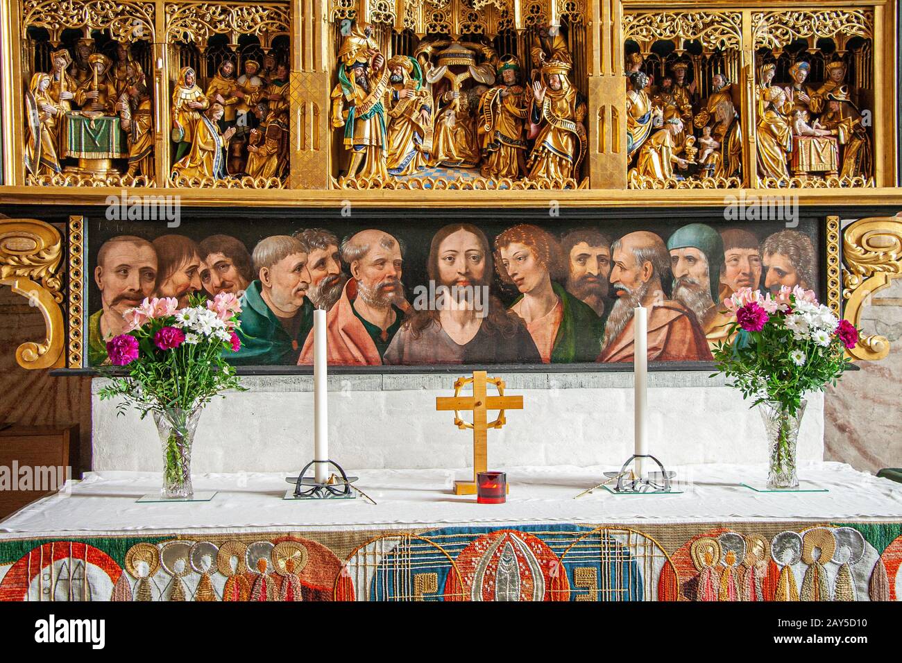 Geschnitzte Krippen auf dem Altaraufsatz der mittelalterlichen Nederlulea-Kirche . Gammelstad, Schweden Stockfoto