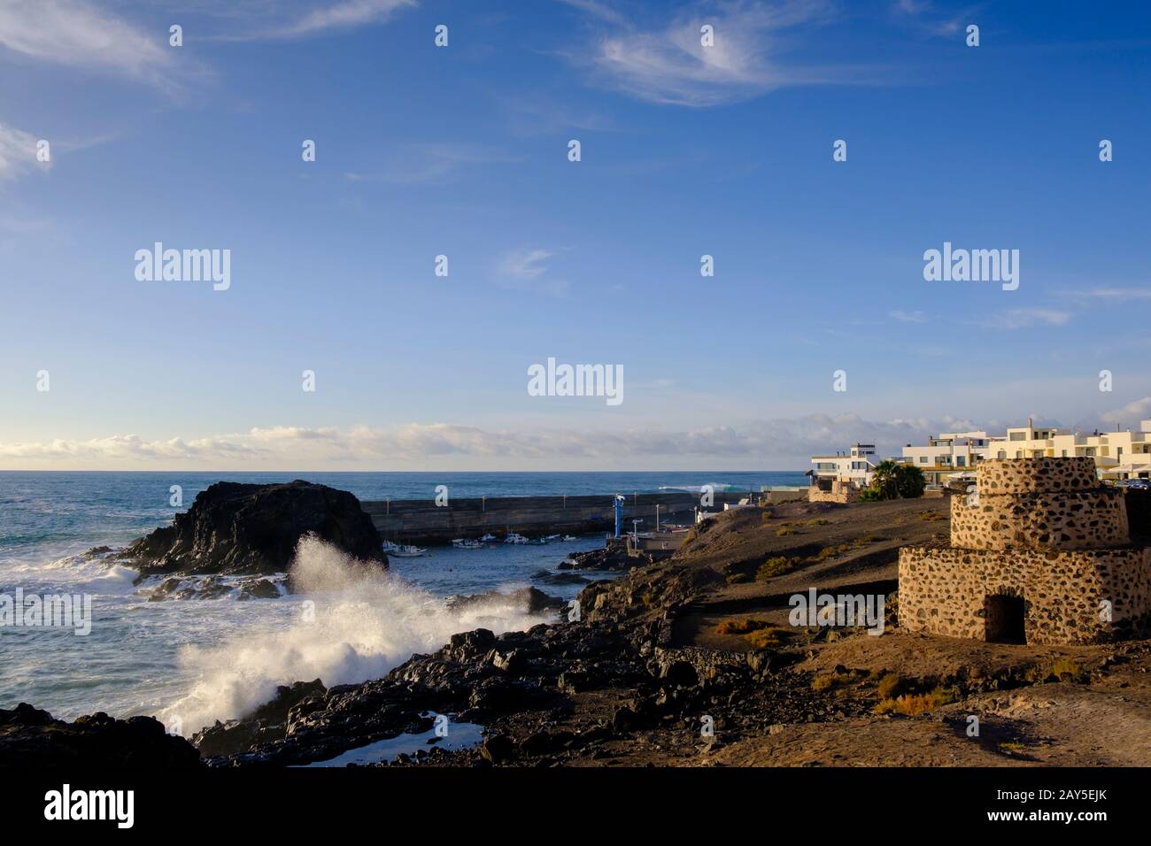 Beobachten der Wellen El Cotillo La Oliva Fuerteventura Kanarische Inseln Spanien Stockfoto