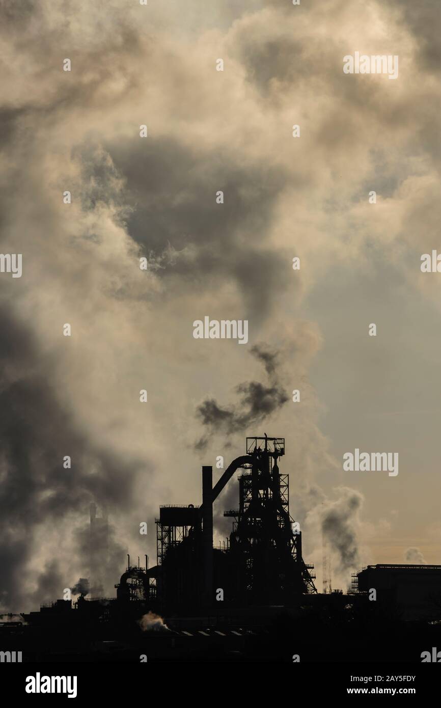 Port Talbot Steel Works emittiert Wolken aus dem Dampf Port Talbot Swansea Glamorgan Wales Stockfoto