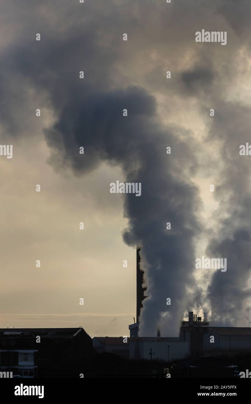Port Talbot Steel Works emittiert Wolken aus dem Dampf Port Talbot Swansea Glamorgan Wales Stockfoto
