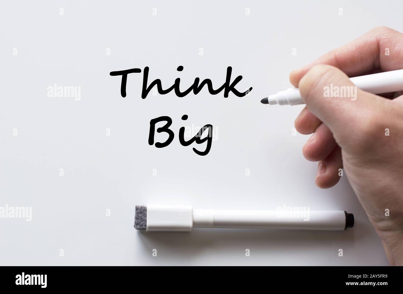 Think Big auf dem Whiteboard geschrieben Stockfoto