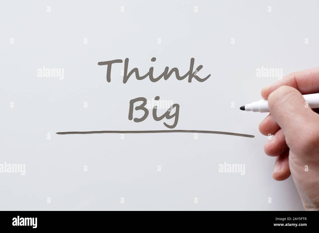 Think Big auf dem Whiteboard geschrieben Stockfoto