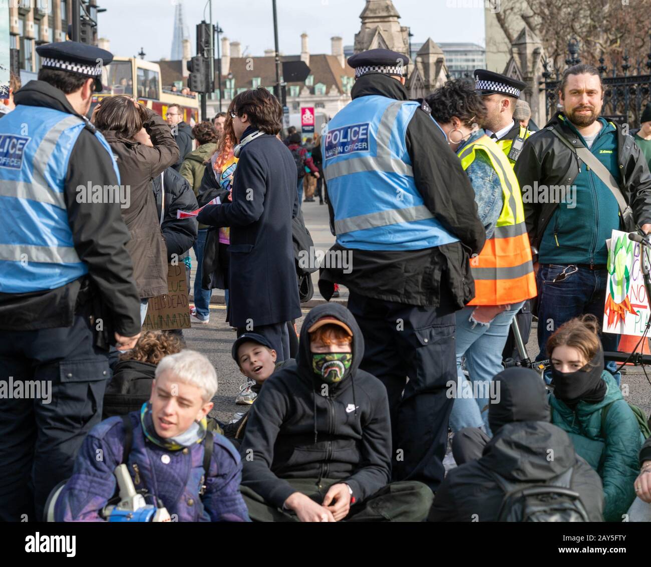 London, Großbritannien. Februar 2020. Junge Klimaschutz-Demonstranten in Westminster London Großbritannien mit gelegentlichen Zusammenstößen mit der Polizei, als sie versuchten, Straßen für den Verkehr freizuhalten. Kredit: Ian Davidson/Alamy Live News Stockfoto