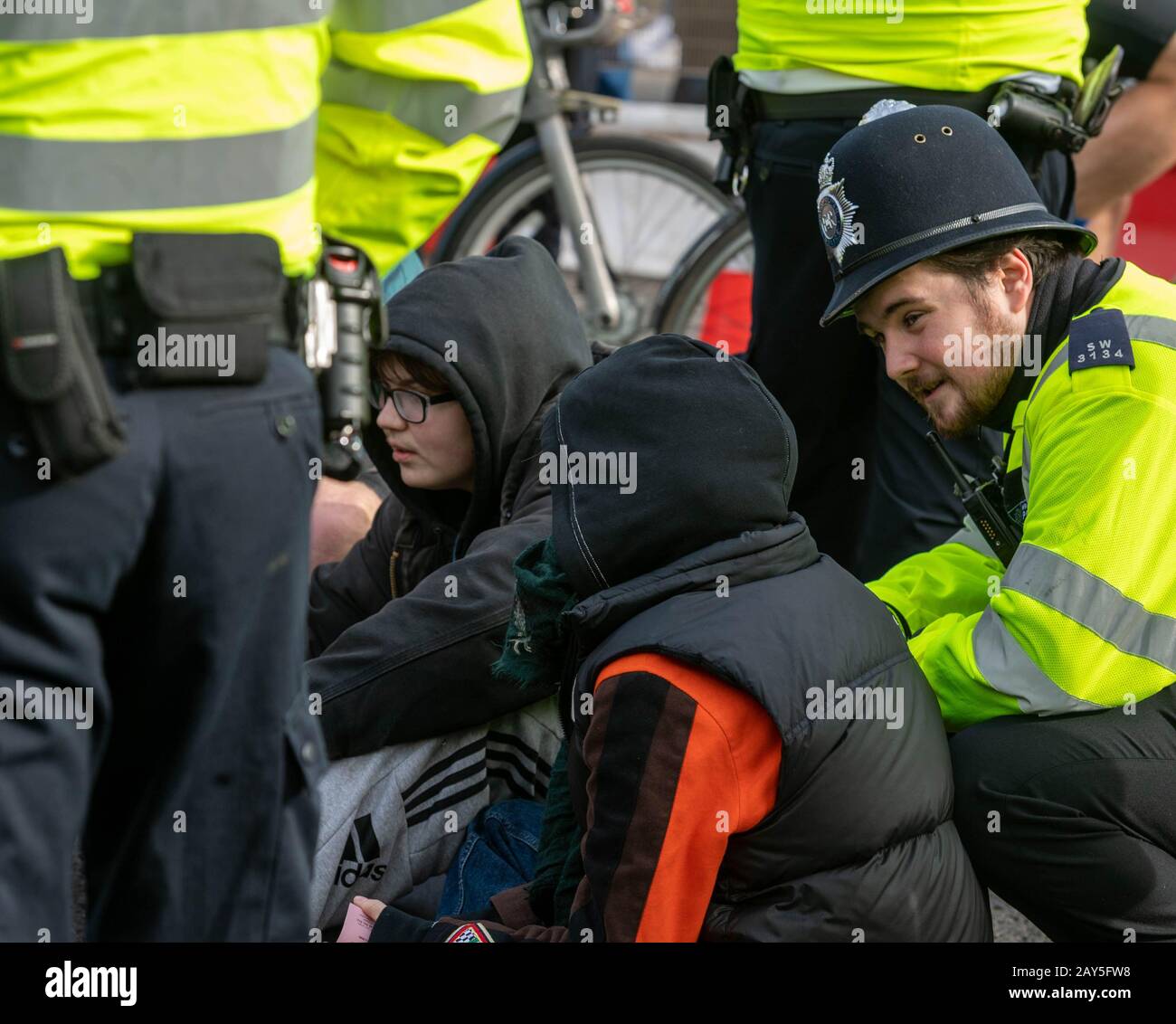 London, Großbritannien. Februar 2020. Junge Klimaschutz-Demonstranten in Westminster London Großbritannien mit gelegentlichen Zusammenstößen mit der Polizei, als sie versuchten, Straßen für den Verkehr freizuhalten. Kredit: Ian Davidson/Alamy Live News Stockfoto