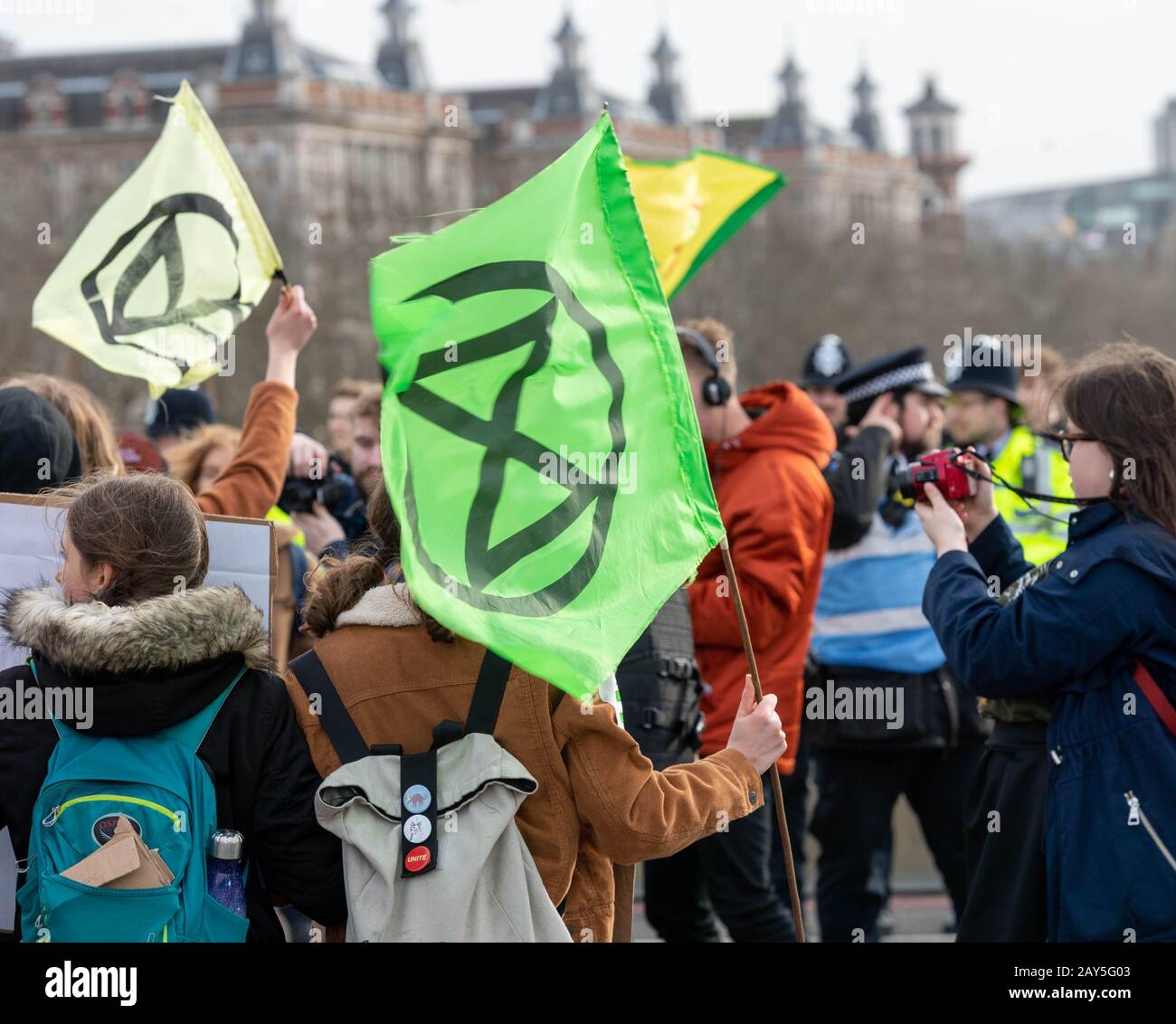 London, Großbritannien. Februar 2020. Junge Klimaschutz-Demonstranten in Westminster London Großbritannien mit gelegentlichen Zusammenstößen mit der Polizei, als sie versuchten, Straßen für den Verkehr freizuhalten. Kredit: Ian Davidson/Alamy Live News Stockfoto