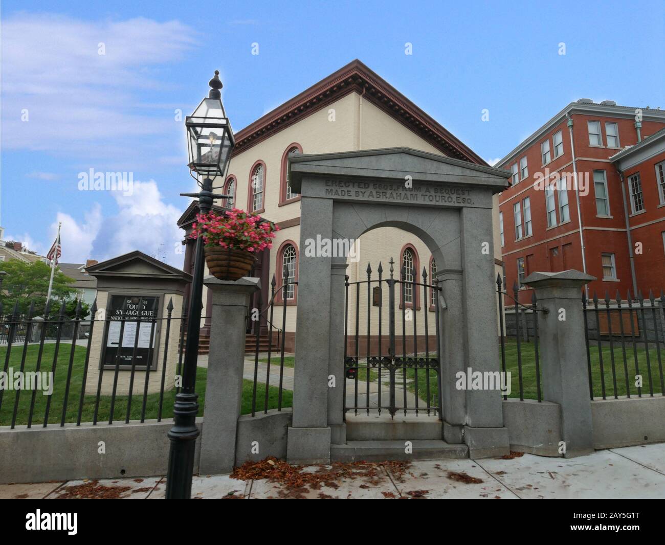 Newport, Rhode Island-September 2017: Tor an der Straße von Touro Synague, der ältesten Synagoge der Vereinigten Staaten, die im Jahr 1764 erbaut wurde. Stockfoto