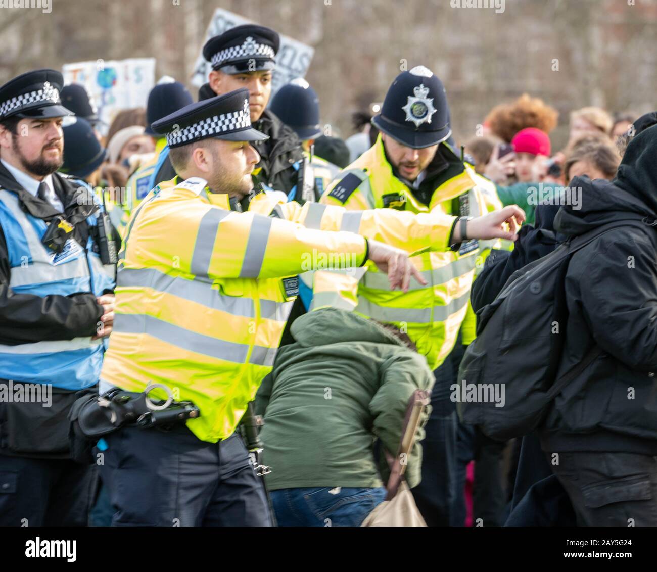London, Großbritannien. Februar 2020. Junge Klimaschutz-Demonstranten in Westminster London Großbritannien mit gelegentlichen Zusammenstößen mit der Polizei, als sie versuchten, Straßen für den Verkehr freizuhalten. Kredit: Ian Davidson/Alamy Live News Stockfoto