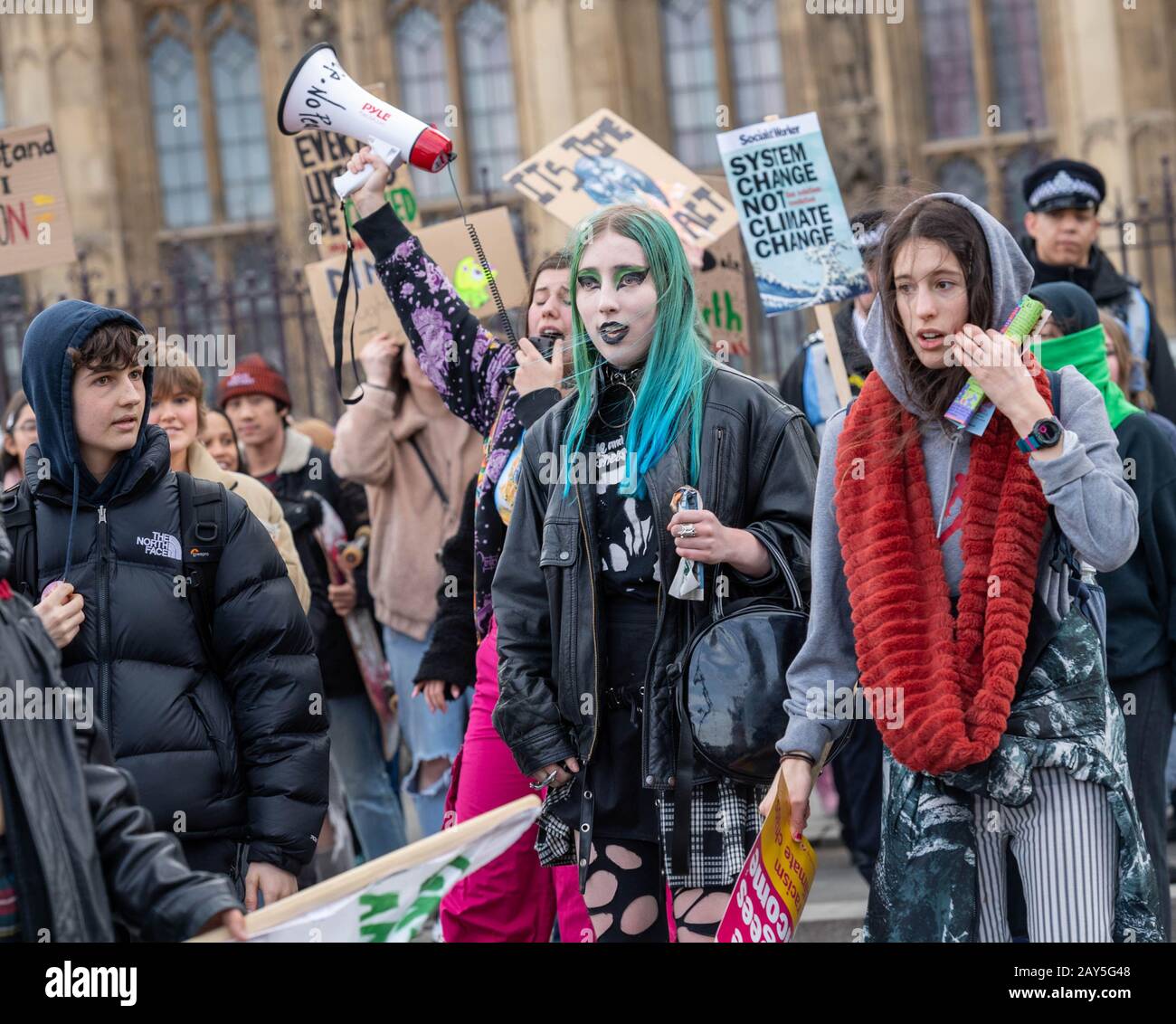 London, Großbritannien. Februar 2020. Junge Klimaschutz-Demonstranten in Westminster London Großbritannien mit gelegentlichen Zusammenstößen mit der Polizei, als sie versuchten, Straßen für den Verkehr freizuhalten. Kredit: Ian Davidson/Alamy Live News Stockfoto