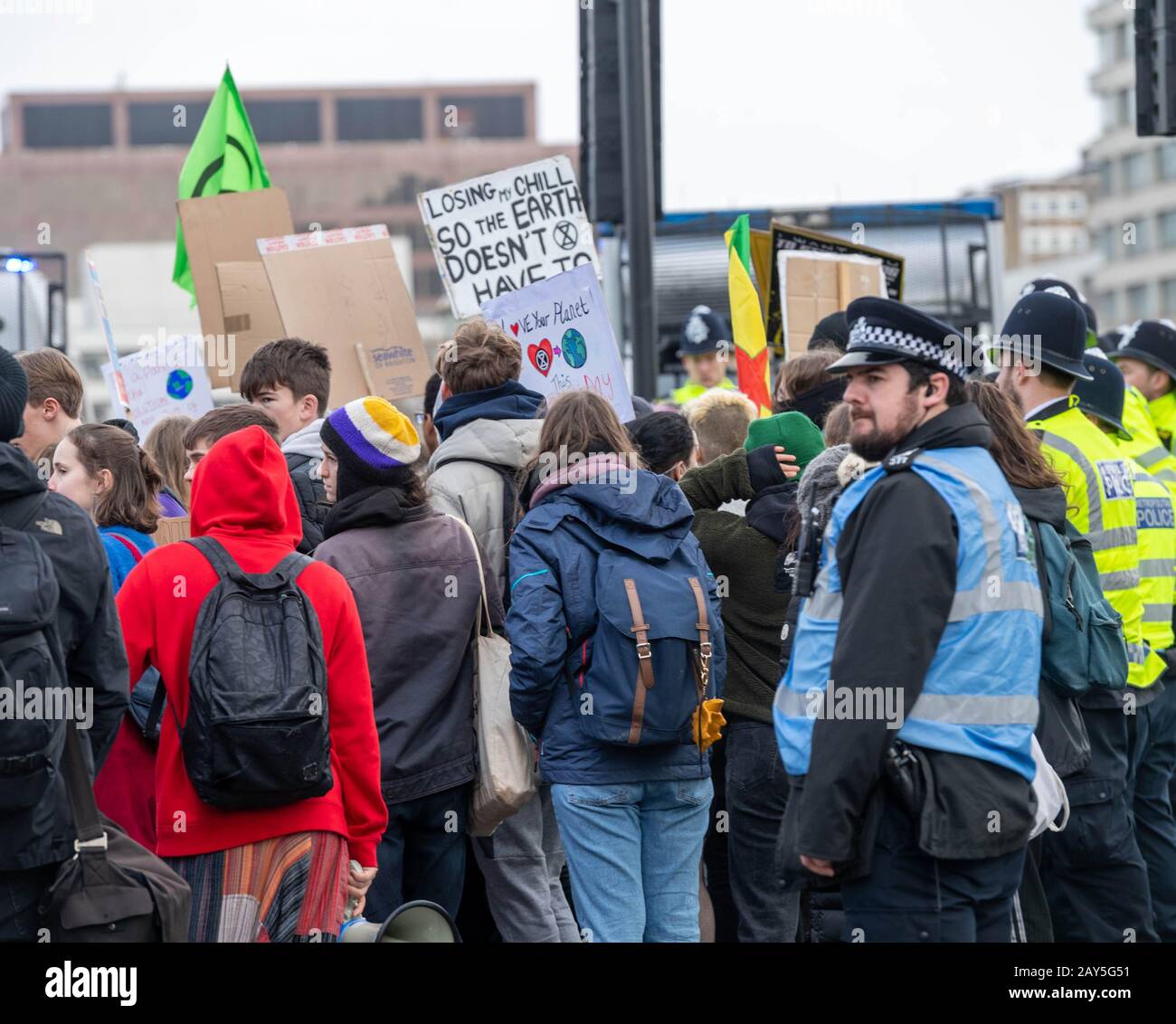 London, Großbritannien. Februar 2020. Junge Klimaschutz-Demonstranten in Westminster London Großbritannien mit gelegentlichen Zusammenstößen mit der Polizei, als sie versuchten, Straßen für den Verkehr freizuhalten. Kredit: Ian Davidson/Alamy Live News Stockfoto