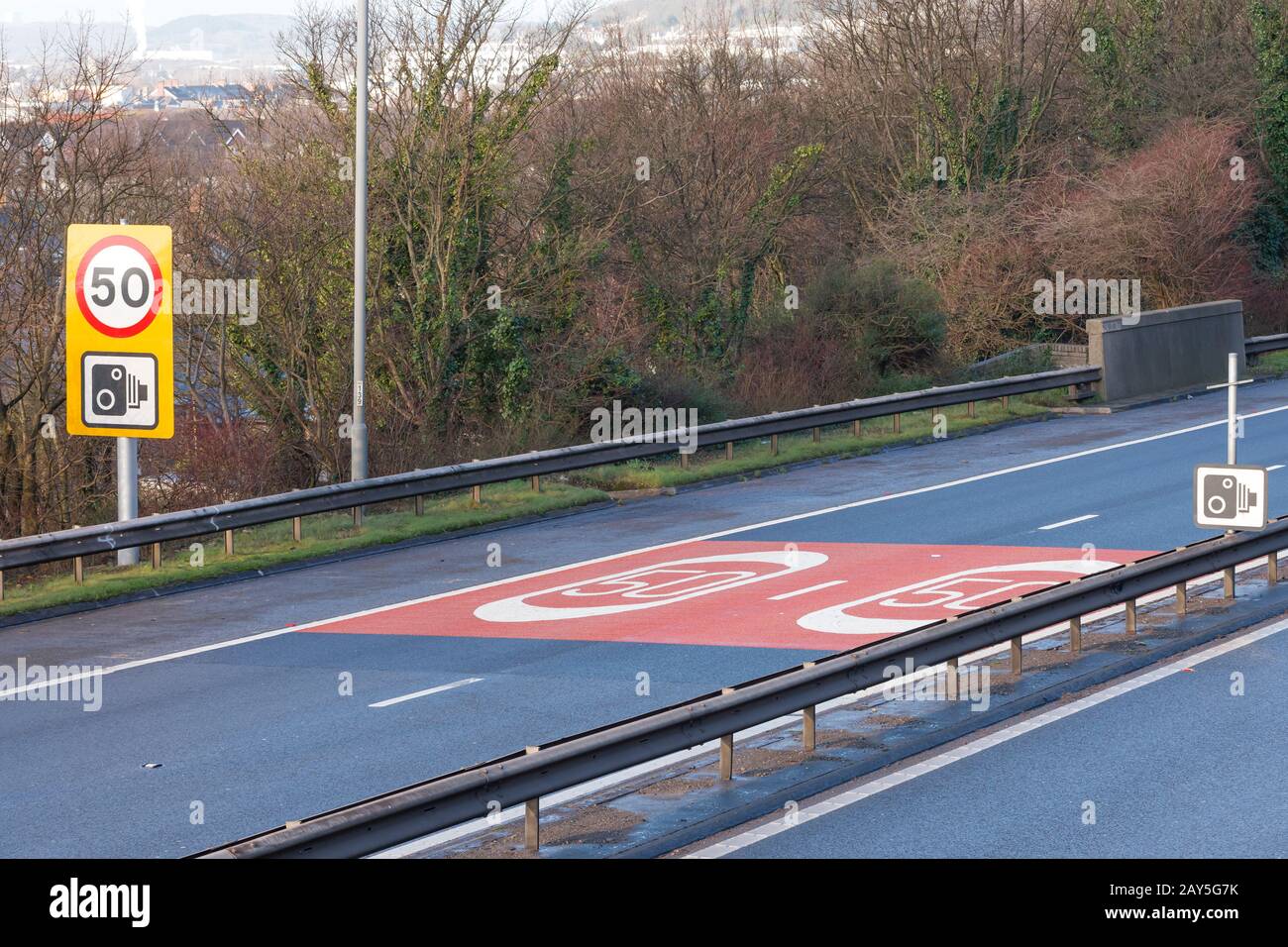 Geschwindigkeitsregelung über 50 KM/H auf der Autobahn M4 in Südwales Stockfoto