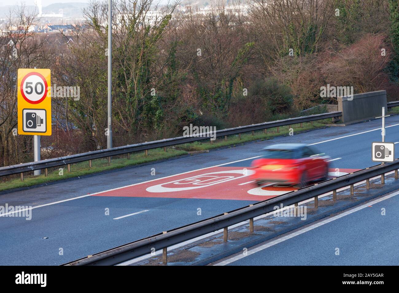 Geschwindigkeitsregelung über 50 KM/H auf der Autobahn M4 in Südwales Stockfoto