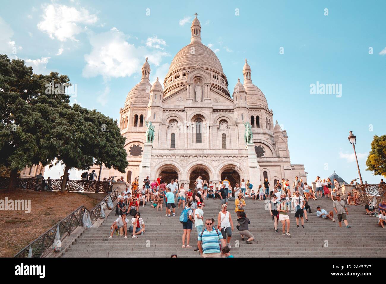 25. Juli 2019, Paris, Frankreich: Touristenmassen, die in der Nähe von Basilique du Sacre Coeur auf dem Hügel von Montmartre spazieren gehen. Berühmtes Reiseziel Stockfoto