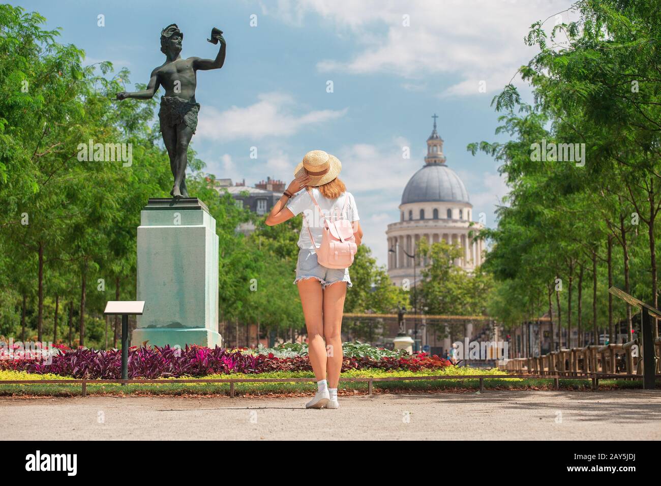 26. Juli 2019, Paris, Frankreich: Asiatische Mädchen-Studentin reist in den Garten und Palast von Luxemburg in Paris. Attraktion und Zeitvertreib Stockfoto