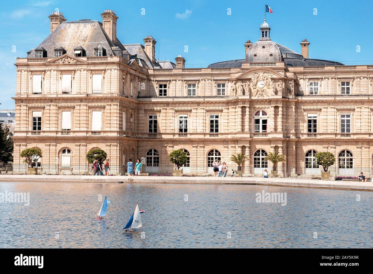 26. Juli 2019, Paris, Frankreich: Luxemburg-Palast im Jardin du Luxembourg. Blick mit Teich mit kleinen Booten Stockfoto