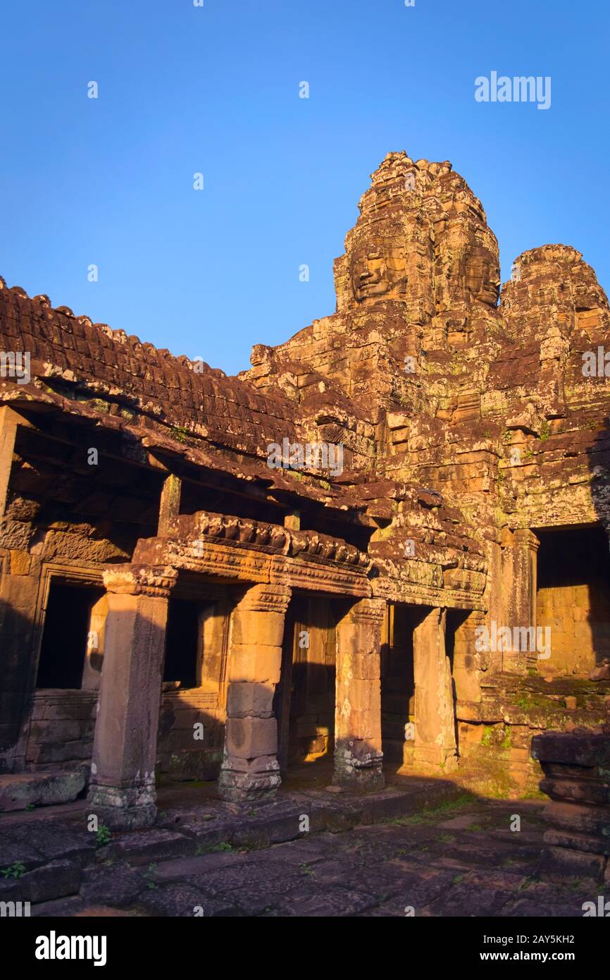 Der innere westliche Innenhof des Bayon-Tempels befindet sich in Angkor, Kambodscha, der uralten Hauptstadt des Khmer-Imperiums. Stockfoto