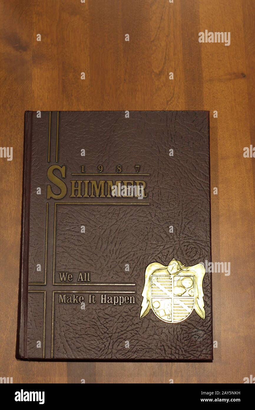 Jahrbuch der Highschool aus dem Jahr 1987 auf einer Holzoberfläche Stockfoto