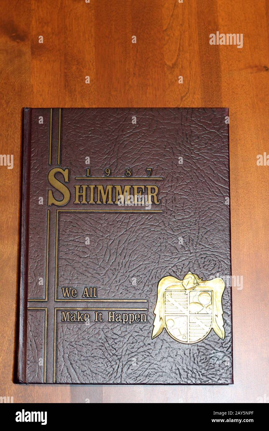 Jahrbuch der Highschool aus dem Jahr 1987 auf einer Holzoberfläche Stockfoto