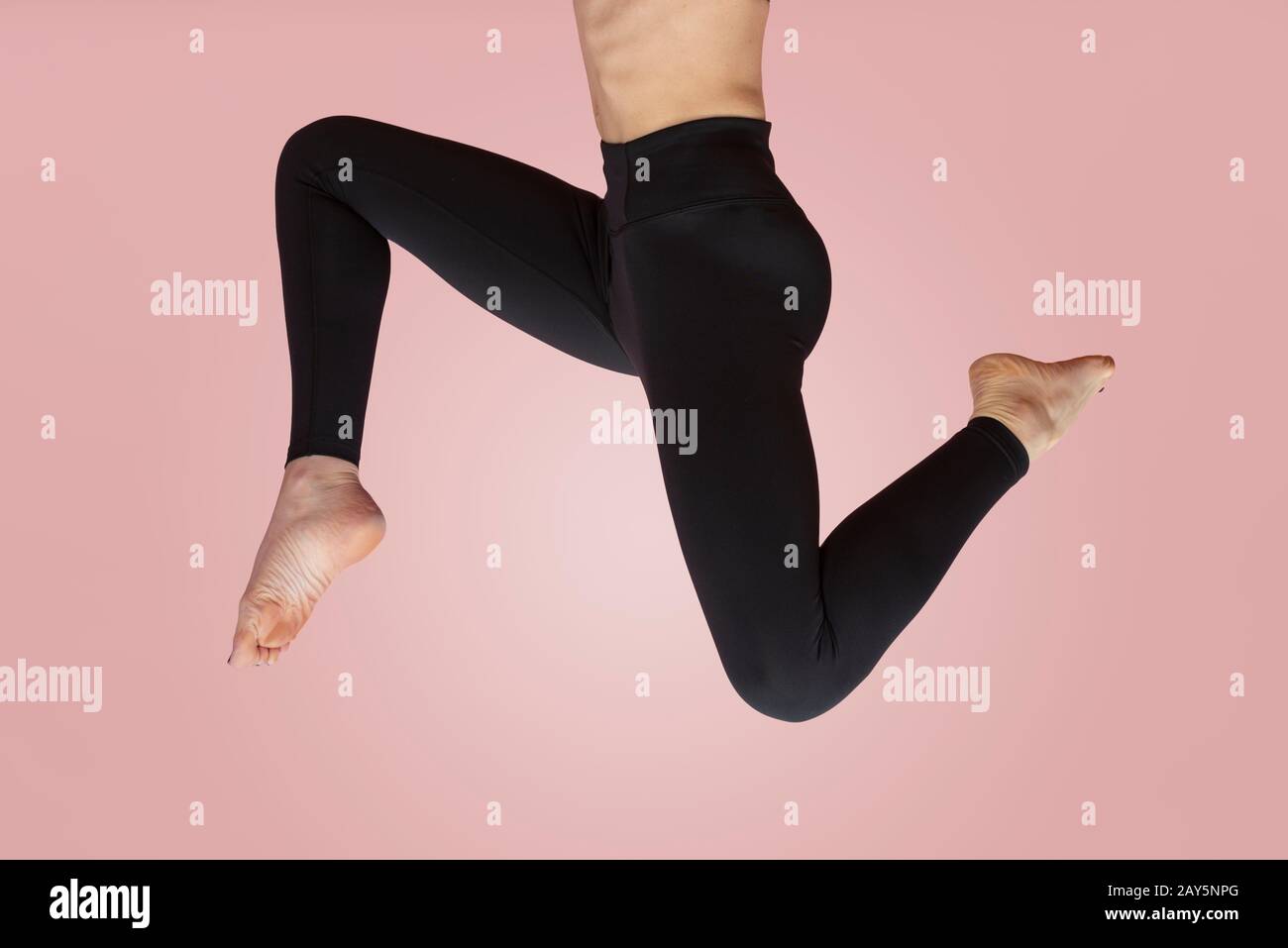 Nahaufnahme der Beine einer Frau, die in der Mitte der Luft springen, Trainingskonzept, Stockfoto