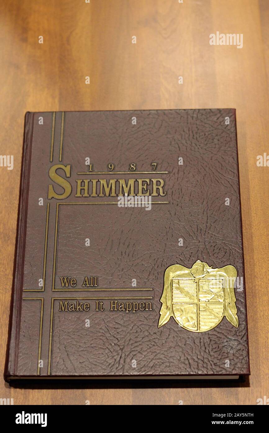 Jahrbuch der Highschool aus dem Jahr 1987 auf einer Holzoberfläche Stockfoto