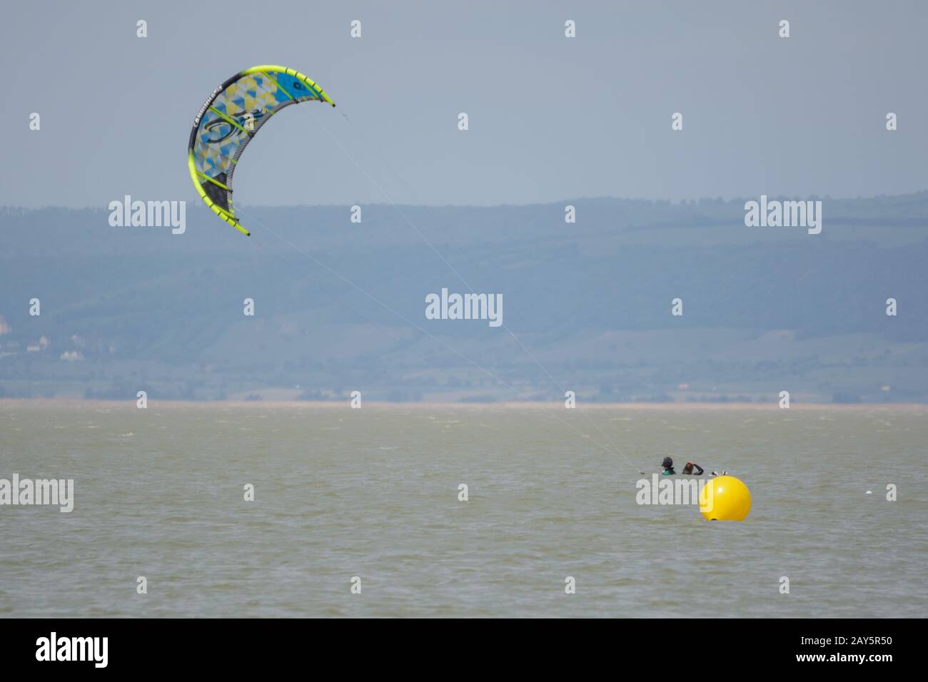 Kitesurfer lernt actiongeladenen Wassersport am Neusiedler See - Österreich Stockfoto