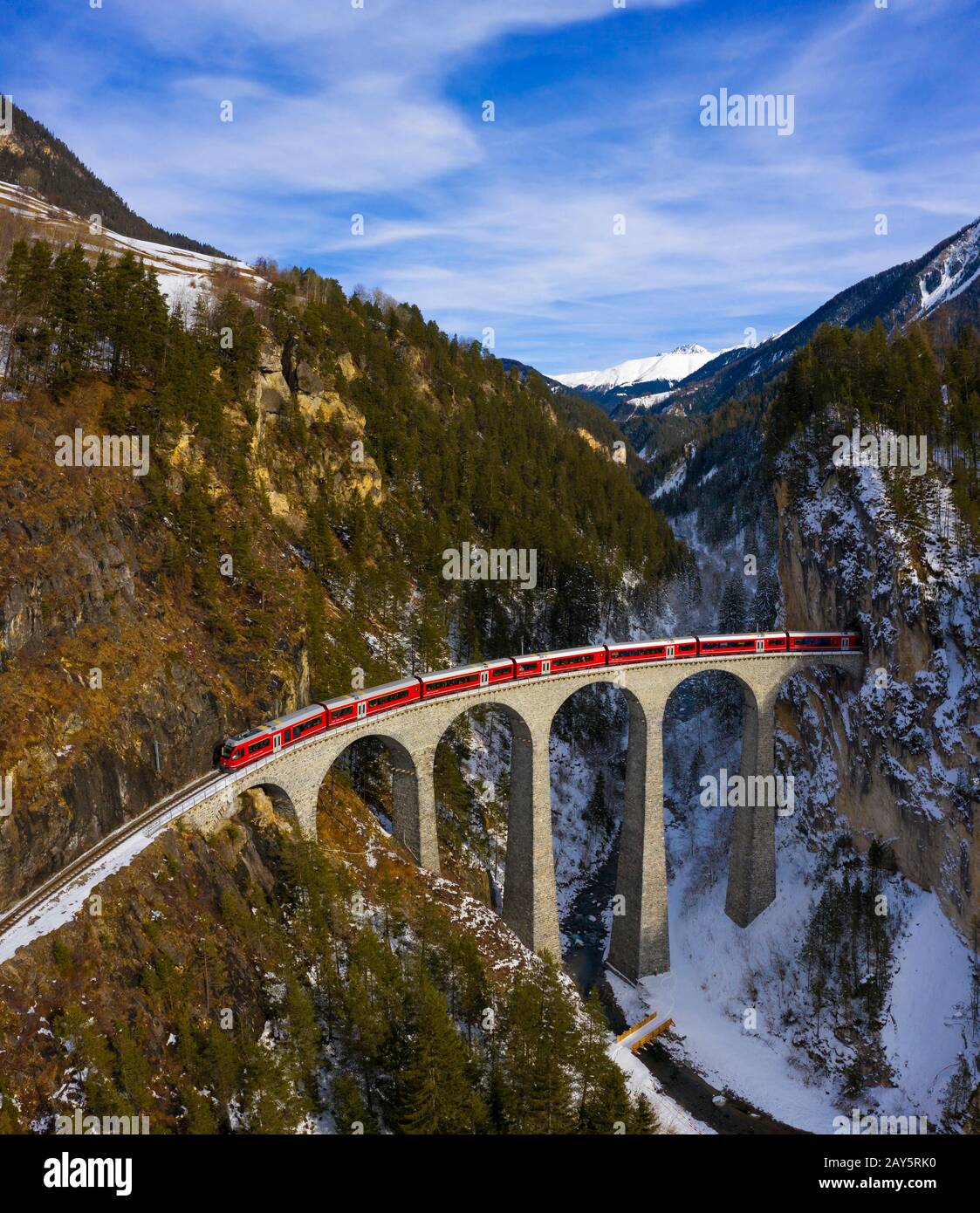 Roter Zug auf dem Landwasser Viadukt im Winter. Filisur, Kanton Graubünden, Schweiz, Südeuropa Stockfoto
