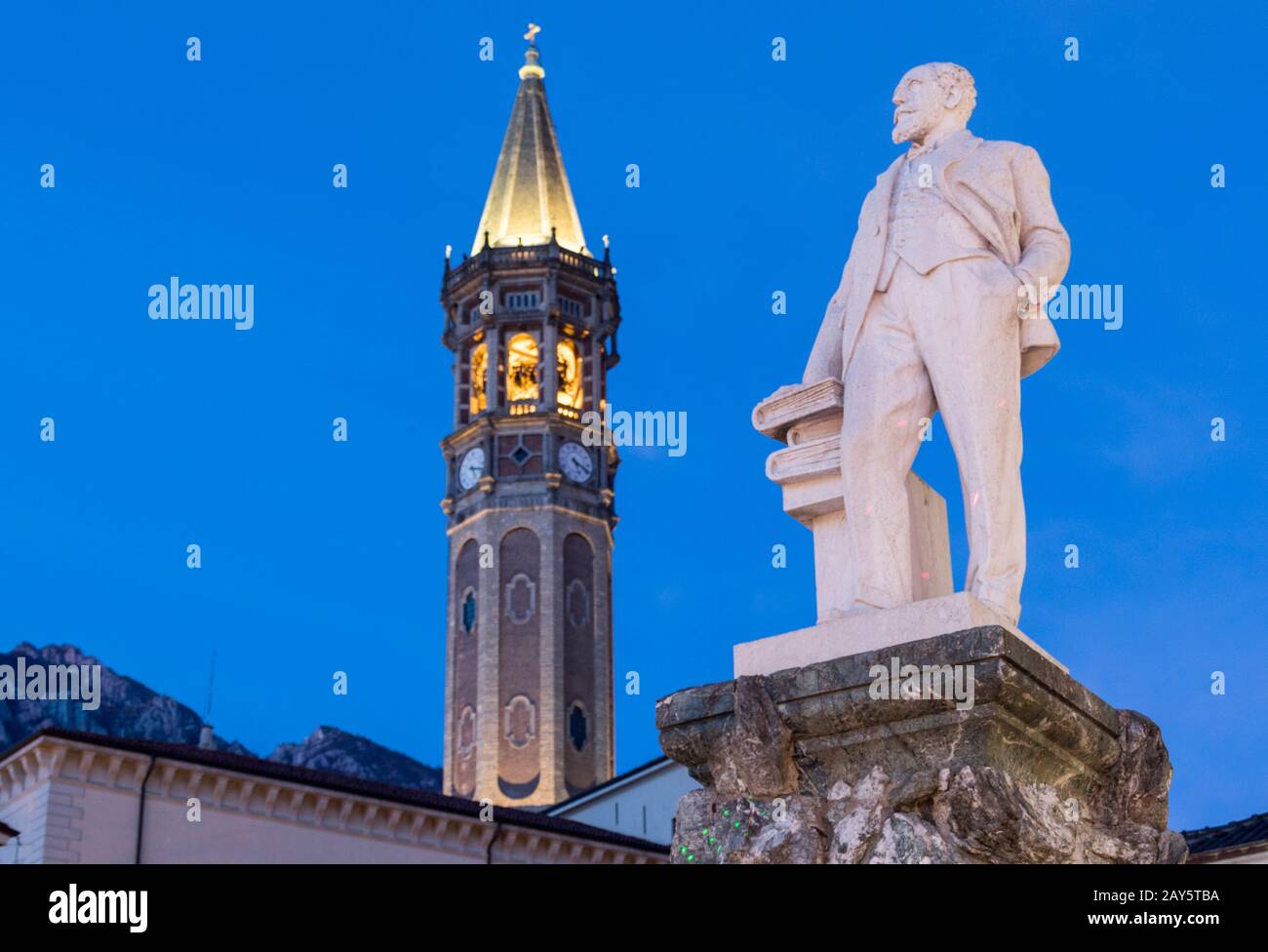 Piazza XX Settembre Platz, Denkmal für den Schriftsteller Alessandro Manzoni und Kirche Parrocchia di San Nicolò Kirchturm, Lecco, Como See, Lombardei, Italien, Stockfoto