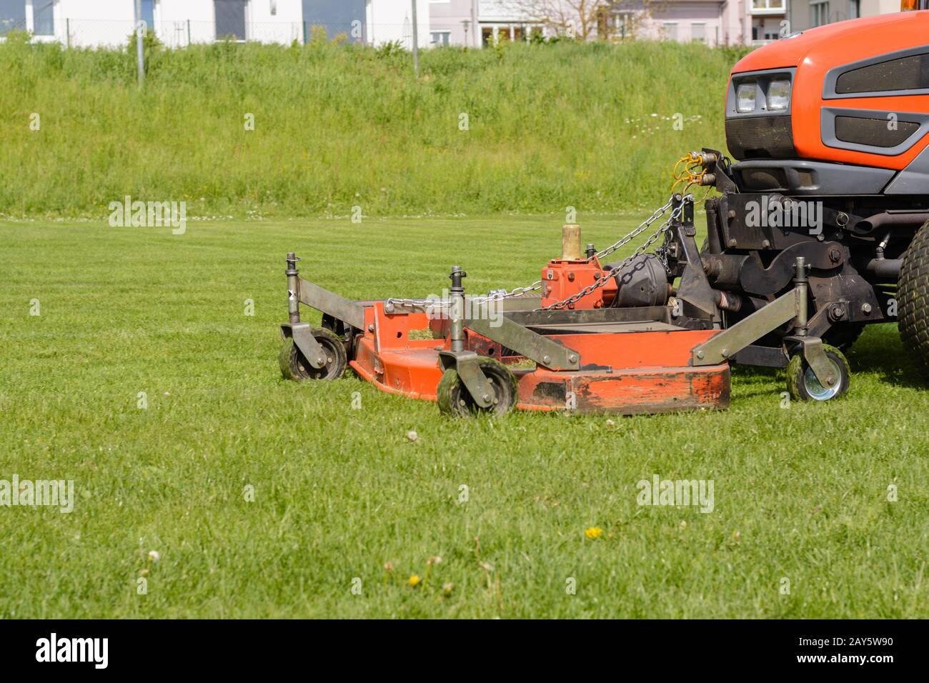 Der Rasen wird mit einem Aufsitzmäher geschnitten - Rasentraktor Stockfoto