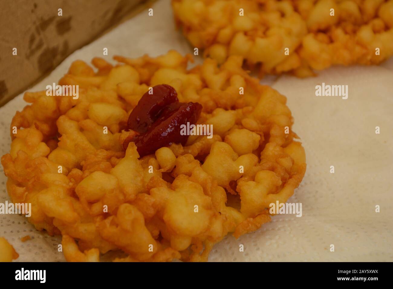 Spezielle Pfannkuchen werden frisch zubereitet - Kreiskrapfen Stockfoto