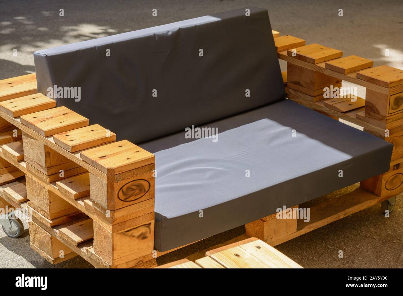Moderne Massivholzmöbel im Landhausstil aus Holzpaletten - Upcycling Stockfoto