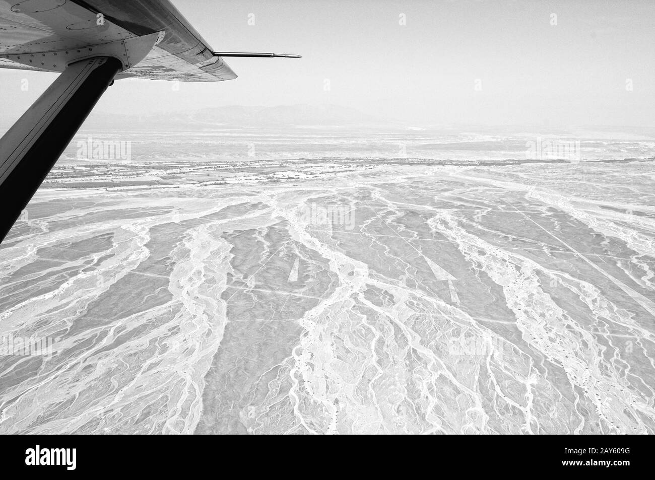 In seiner Einzigartigkeit bedroht, sind die Nazca-Linien in Peru schwarz-weiß Stockfoto