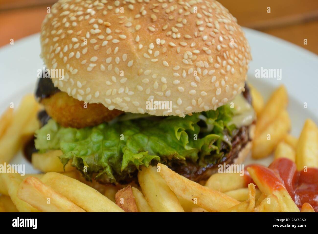 Hamburger mit Salat und Pommes - fast Food in der Nähe Stockfoto